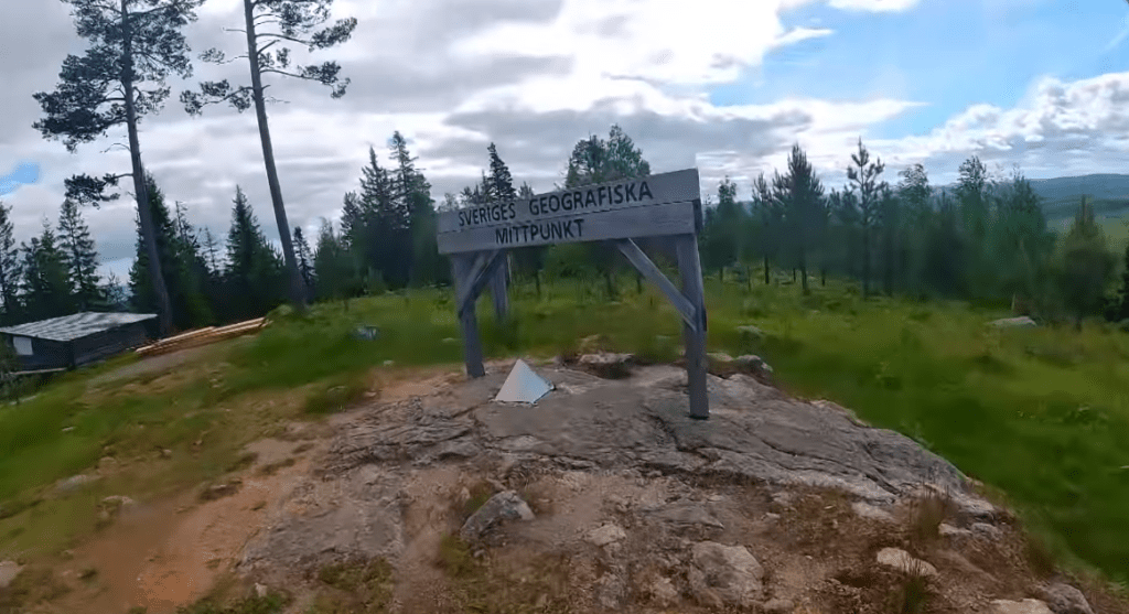 Följ med upp till Sveriges geografiska mittpunkt