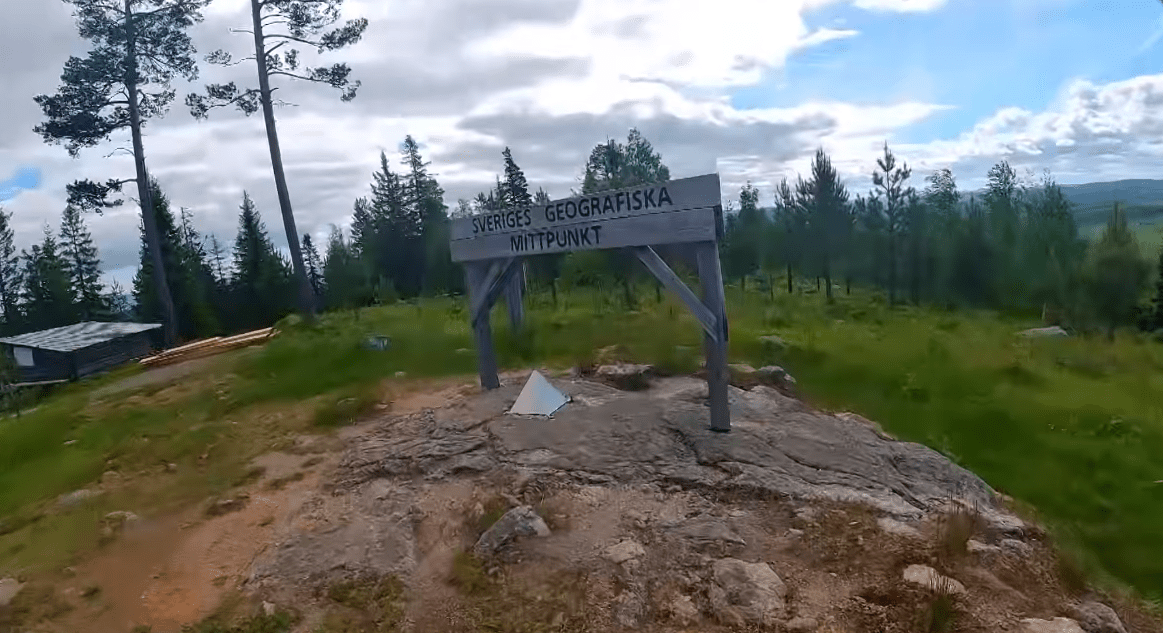 Följ med upp till Sveriges geografiska mittpunkt